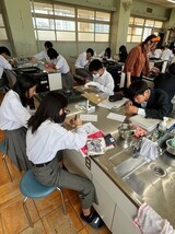 写真:シュガースカルに絵付けをする様子1