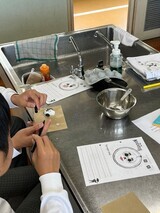 写真:シュガースカルに絵付けをする様子2