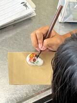 写真:シュガースカルに絵付けをする様子3