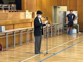 写真：前期生徒会役員による離任挨拶