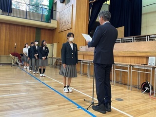 写真：認証状を後期役員に渡す様子