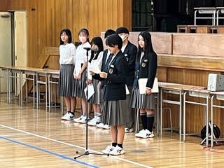写真：着任挨拶を行う後期生徒会役員