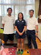 写真：校長室にて記念撮影する西亜利沙さんら