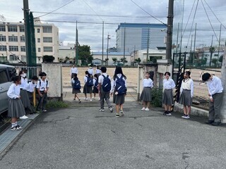 写真：朝の校門の風景
