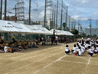 写真：テントに集まる小学生ら