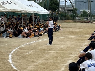 写真：小学生に挨拶する生徒