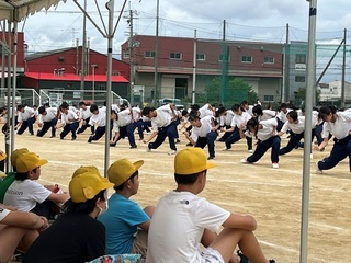 写真：ダイナミック琉球の様子とそれを見る小学生ら