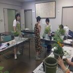 写真：英国風寄せ植え花遊びの教室の様子4