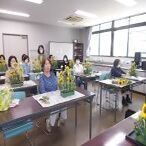 写真：優雅なフラワーアレンジメントの教室の様子8