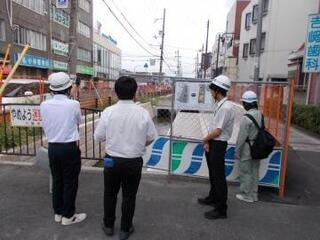 写真：道路工事の現場を確認する大学生ら1
