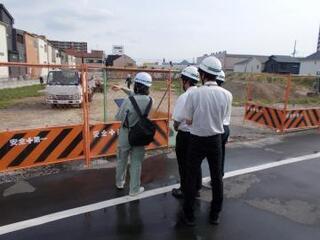 写真：道路工事の現場を確認する大学生ら2