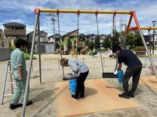 写真：公園施設の点検を行う様子