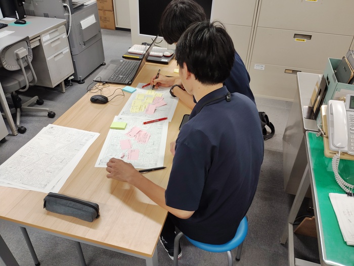 写真：駅周辺のまちづくりを検討する大学生ら