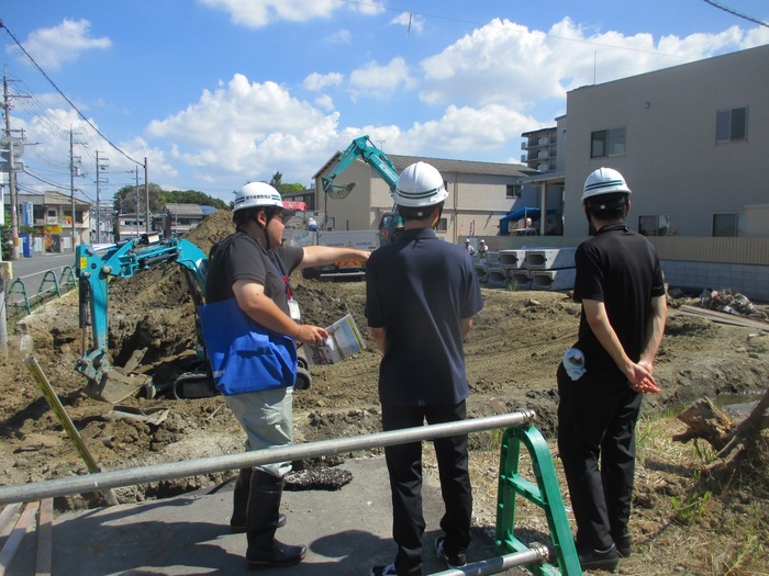 写真：道路工事の現場を確認する大学生ら