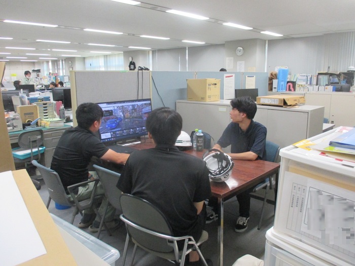道路改良工事の工程を協議する大学生ら