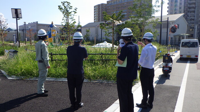 写真：公園施設の点検を行う大学生ら