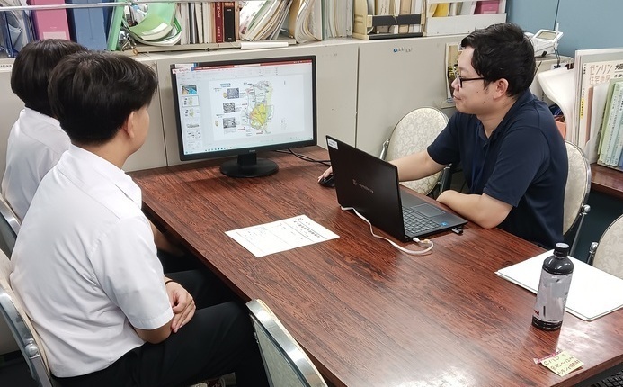 写真：下水道の設計協議を行う大学生ら