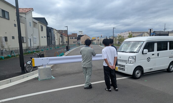 写真：都市計画道路の調査をする大学生ら