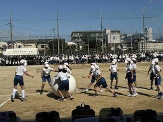 写真:中学年の児童による大玉ころがしの様子