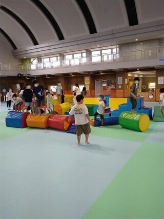 写真：ドリーム21のホールで遊ぶ子供たち