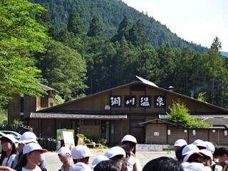 写真:洞川温泉の建物前に集まる児童