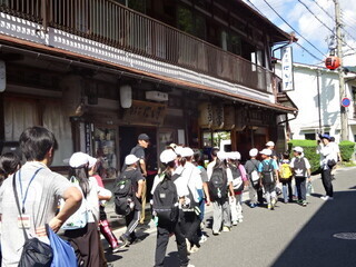 写真:旅館の前に集まる児童