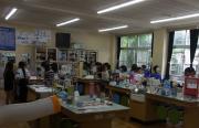 写真：夏休み作品展　見学の様子
