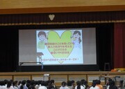 写真：体育館で映像を見ている様子