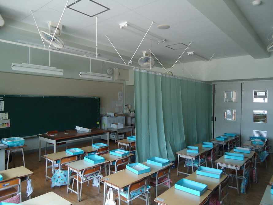 写真：カーテン設置1