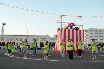 写真：ダンス協会とミャクミャク