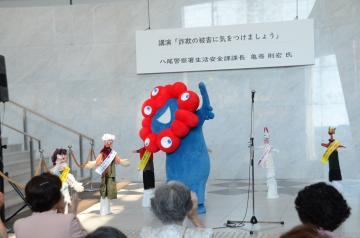 写真：ミャクミャク　光のプラザ