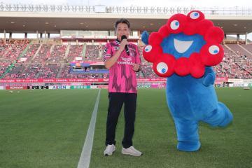 写真：大松八尾市長×ミャクミャク