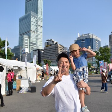 写真：水本さんの肩乗り体験