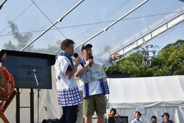 写真：大松八尾市長と水本さん