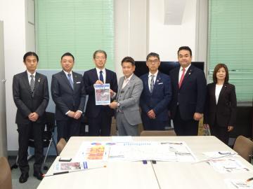 写真:財務省主計官に要望書を手交