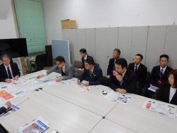 写真:財務省 主計官に説明