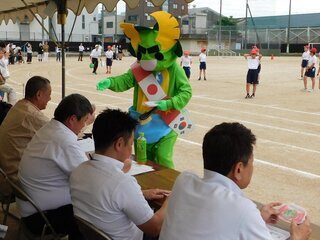 写真：ともだちゼリーを配るにかわん