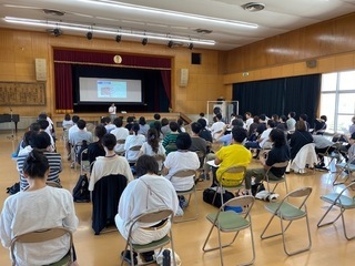 写真：中学校区合同教職員研修の様子