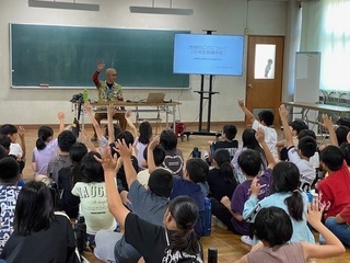 写真：一般社団法人「やお座」代表理事　笠原辰司さんのお話の様子