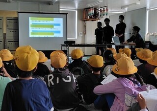 写真:3年生 社会見学1