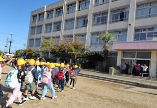 写真:1年生 はじめてのえんそく1