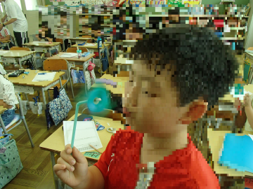 写真:風の力を使って動くおもちゃを作り
