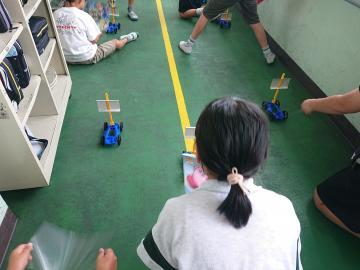 写真:風やゴムの力を使って実験