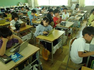 写真:発電所について調べている様子