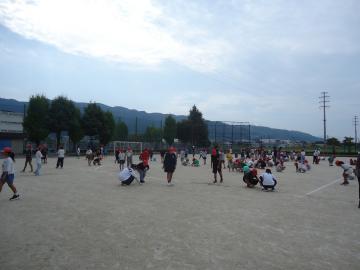 写真：運動場の石拾いの様子1
