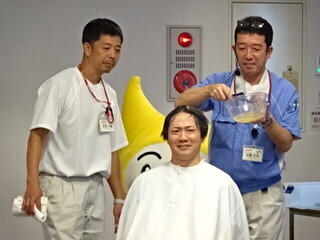 写真:頭にゼラチンを塗られる教員