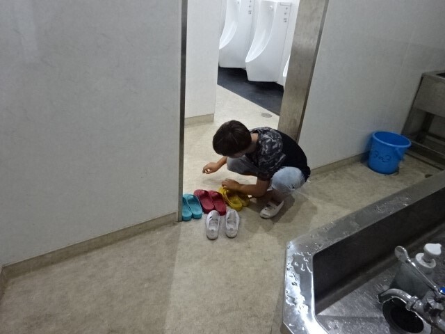 写真：トイレのスリッパを並べる様子