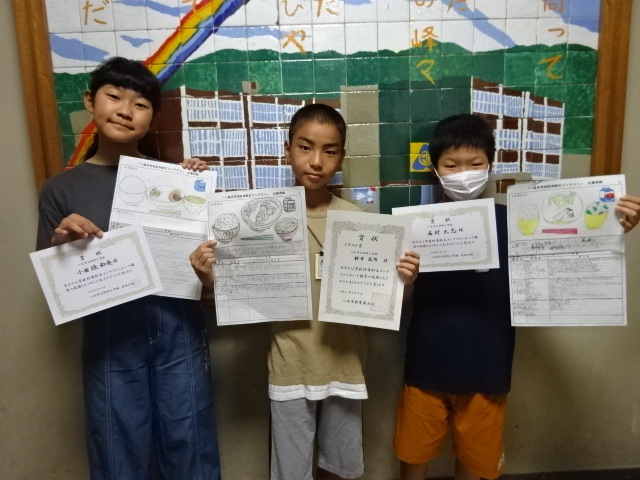 写真：受賞した3人と賞状