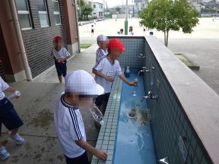 写真：水あそびの様子1
