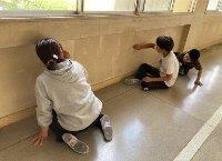 写真：子どもたちが掃除をしている様子1